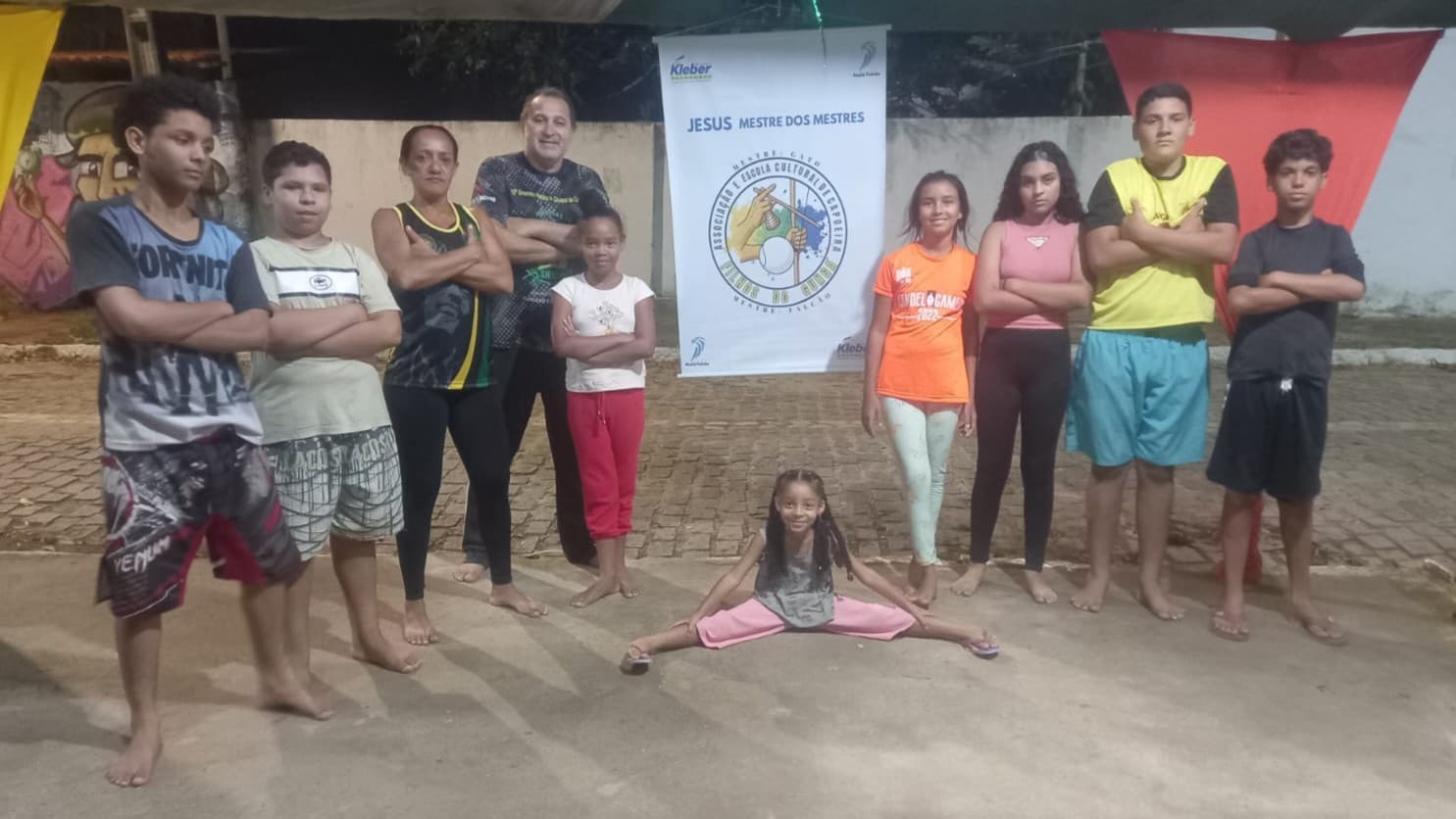 Alunos praticando capoeira